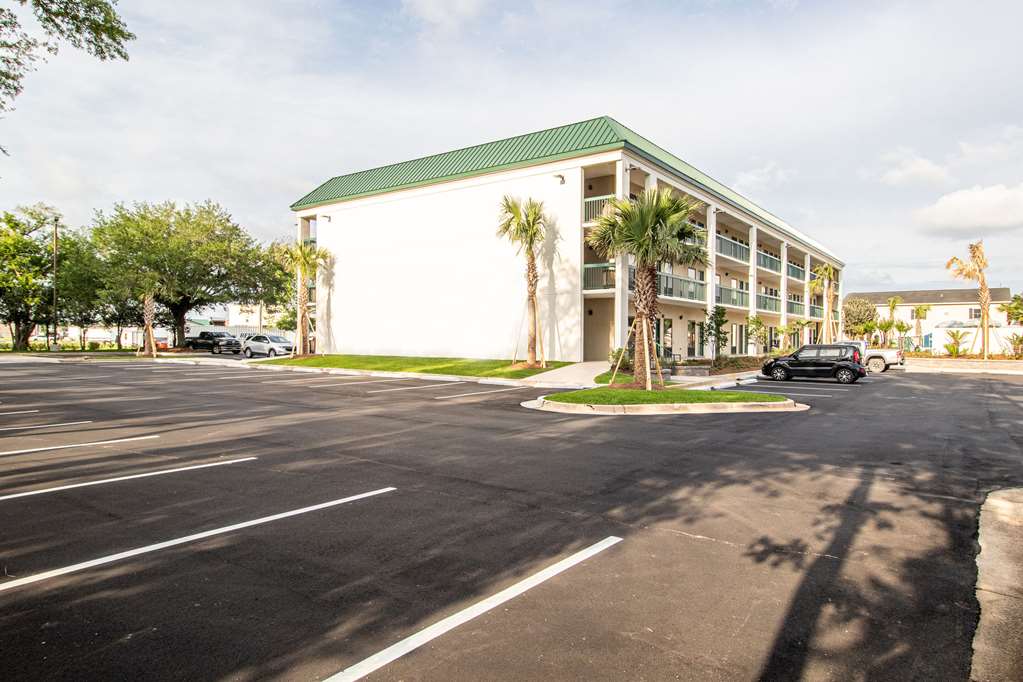 Econo Lodge Inn & Suites Foley North Gulf Shores - photo 4