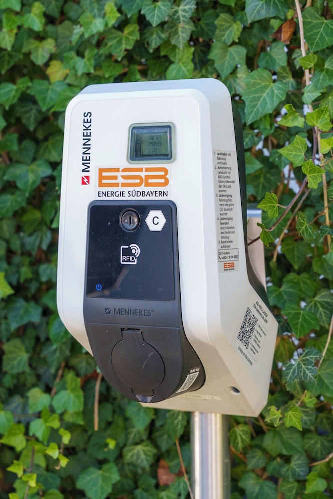 Electric vehicle charging station