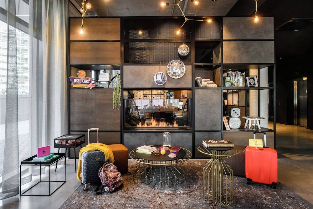 Lobby lounge