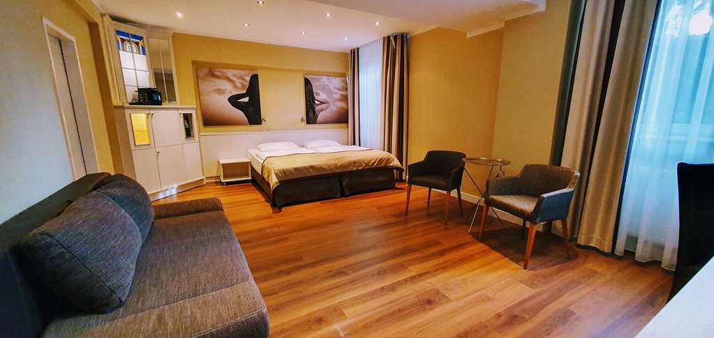 ca. 28m², 2x mattresses (90x200cm), sofa bed, free coffee and tea facilities, flat screen, minibar, chair and table