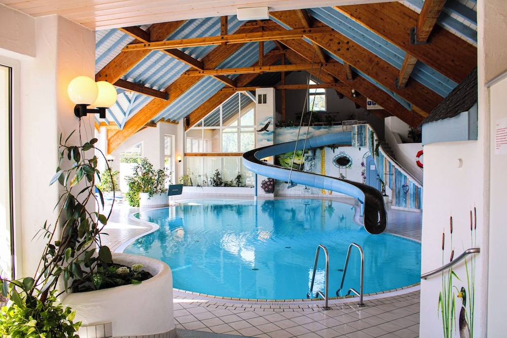 Exercise/lap pool