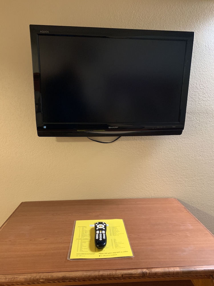 Townhouse Inn & Suites - photo 4