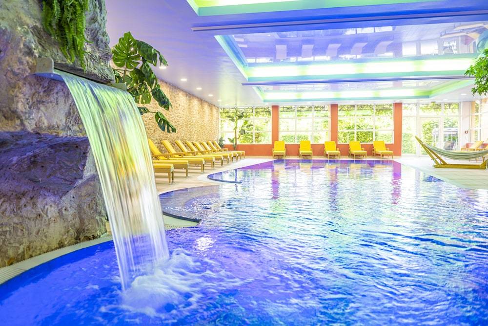 Pool waterfall