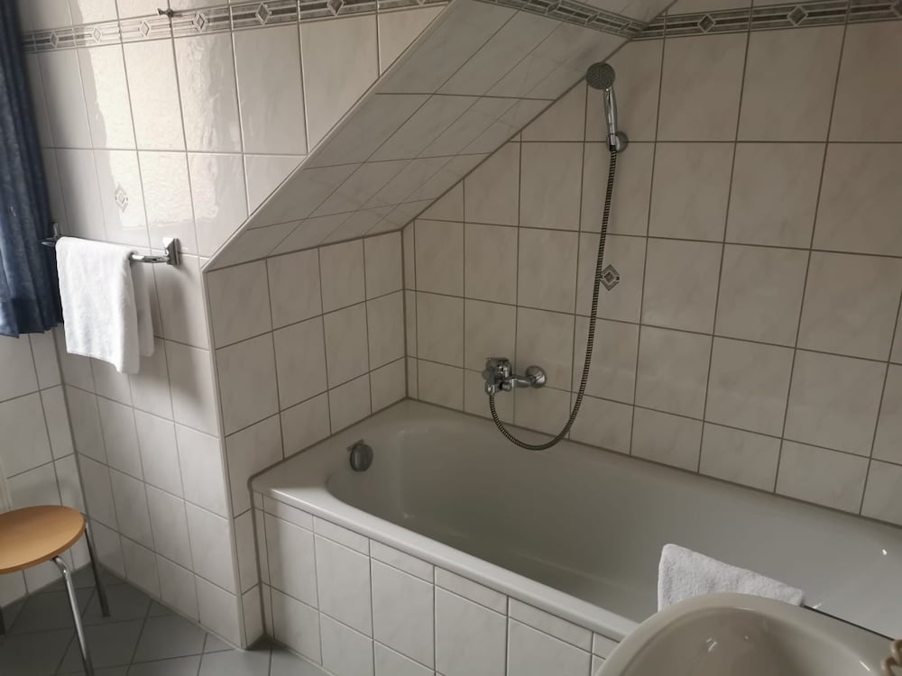 Deep soaking bathtub