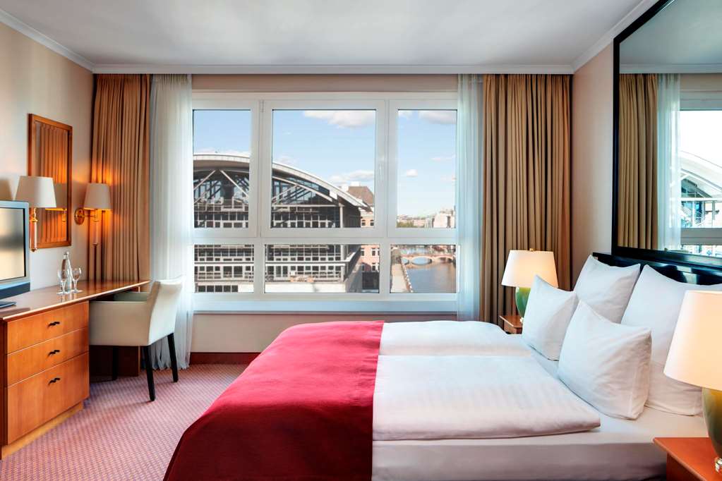 Steigenberger Hotel Hamburg, Germany - Deluxe Suite bedroom