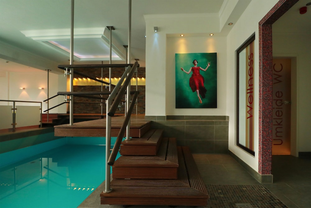 Exercise/lap pool