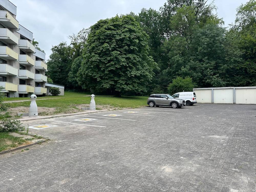 Electric vehicle charging station
