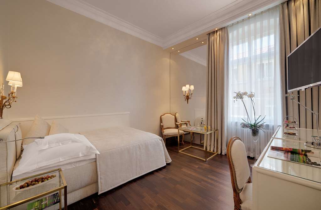 Europaeischer Hof Heidelberg Single Room Standard Living Example