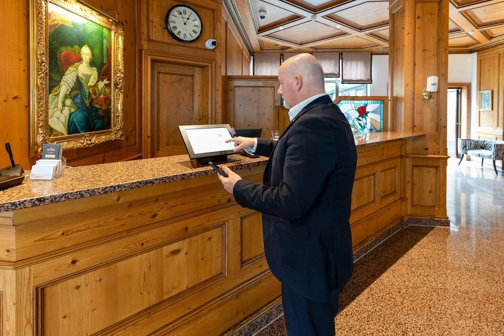 Check-in/check-out kiosk
