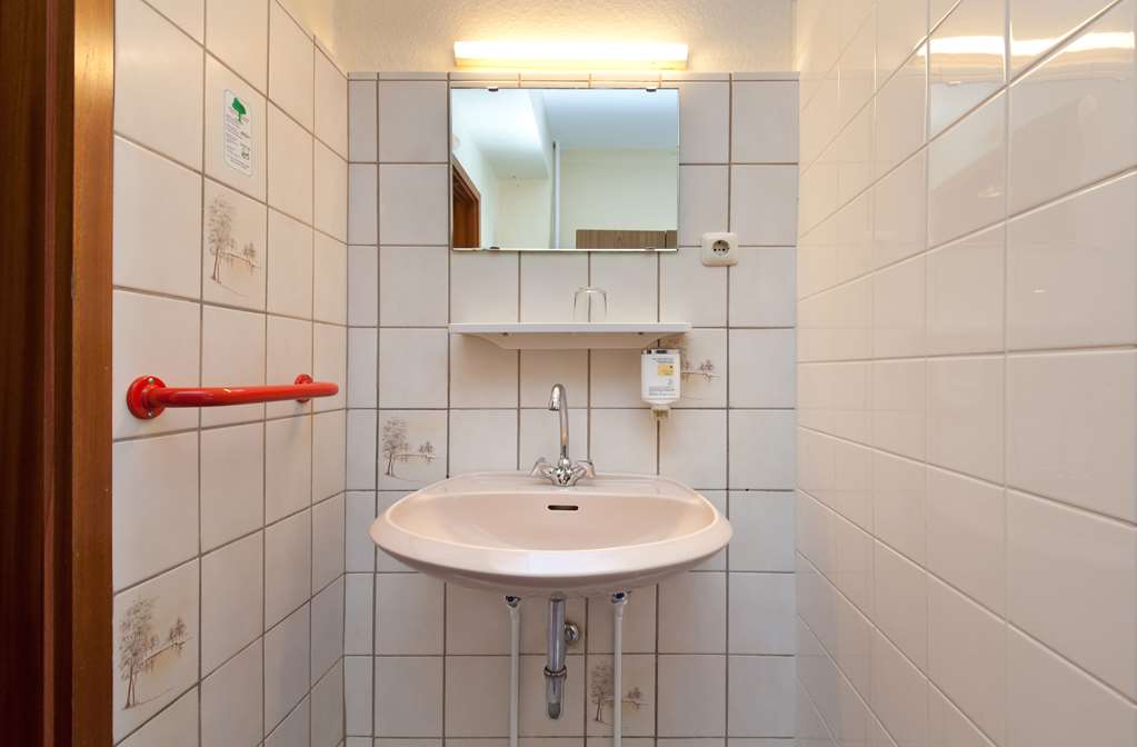 Budget Room Bath_Novum Hotel Hagemann Hamburg