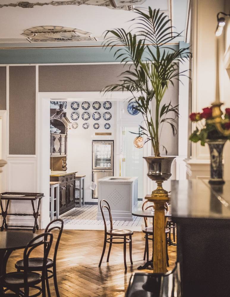 Lobby lounge