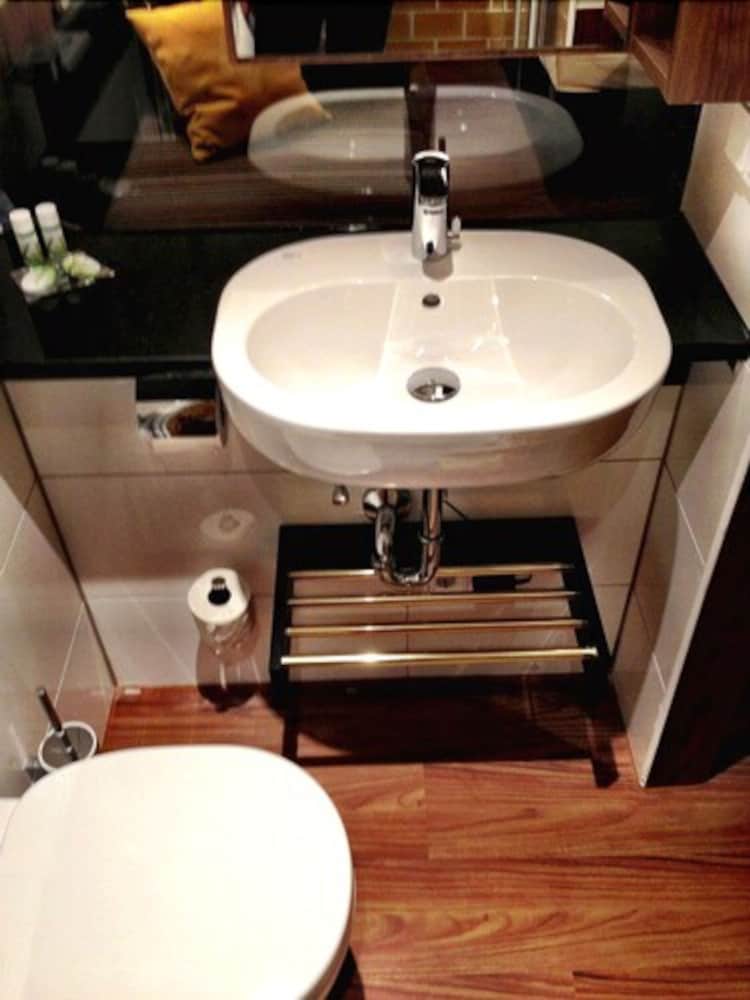 Bathroom sink