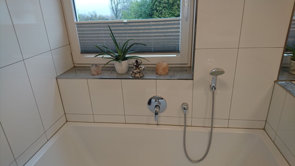 Deep soaking bathtub
