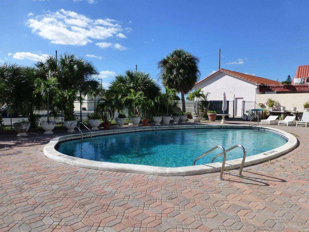 Camelot Waterfront Inn - photo 4