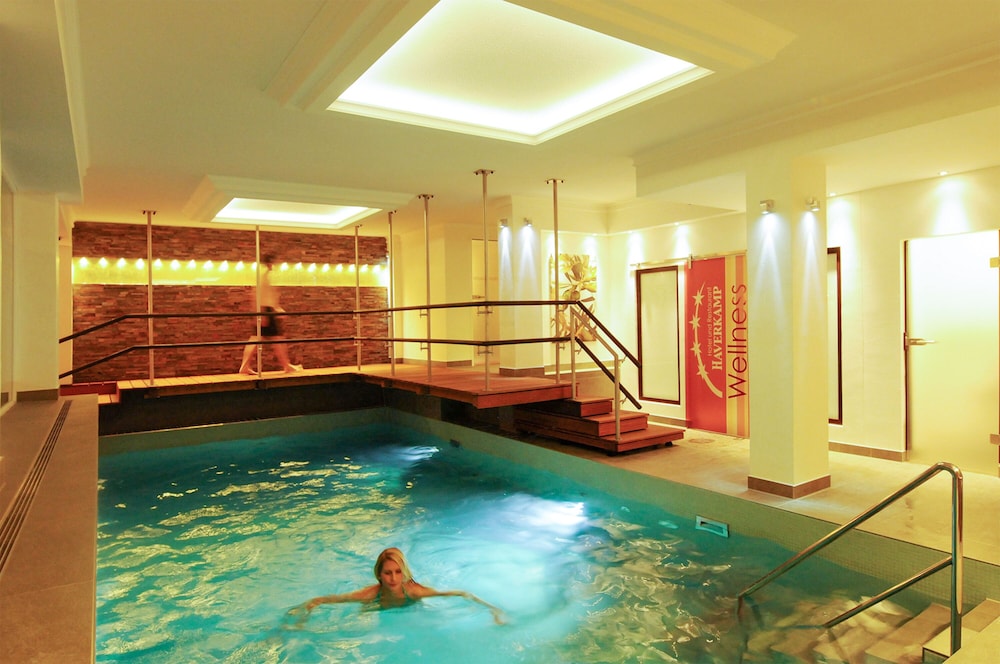 Exercise/lap pool