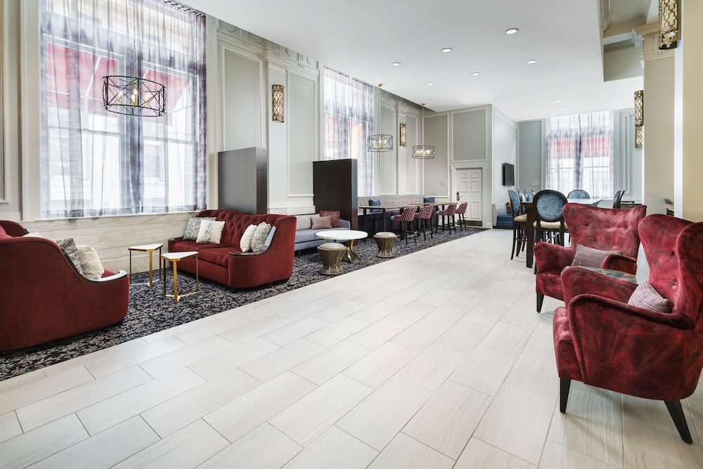 Hampton Inn & Suites Baltimore Inner Harbor - photo 3