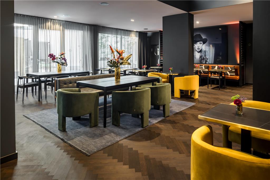 hotel amano dusseldorf breakfast area