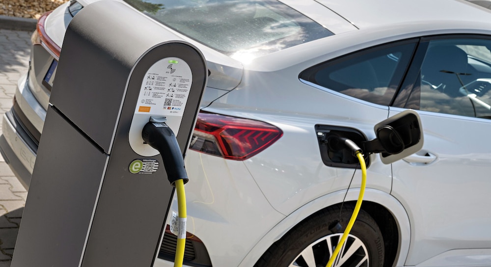 Electric vehicle charging station