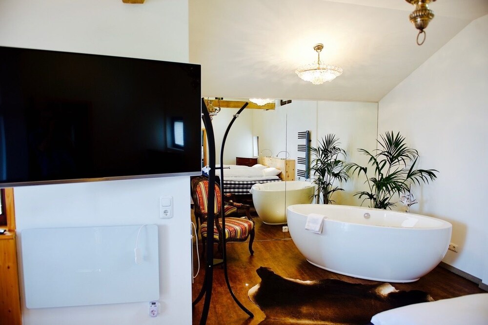 Deep Soaking Bathtub