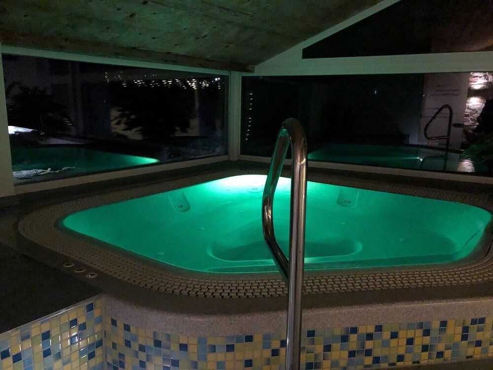 Indoor spa tub