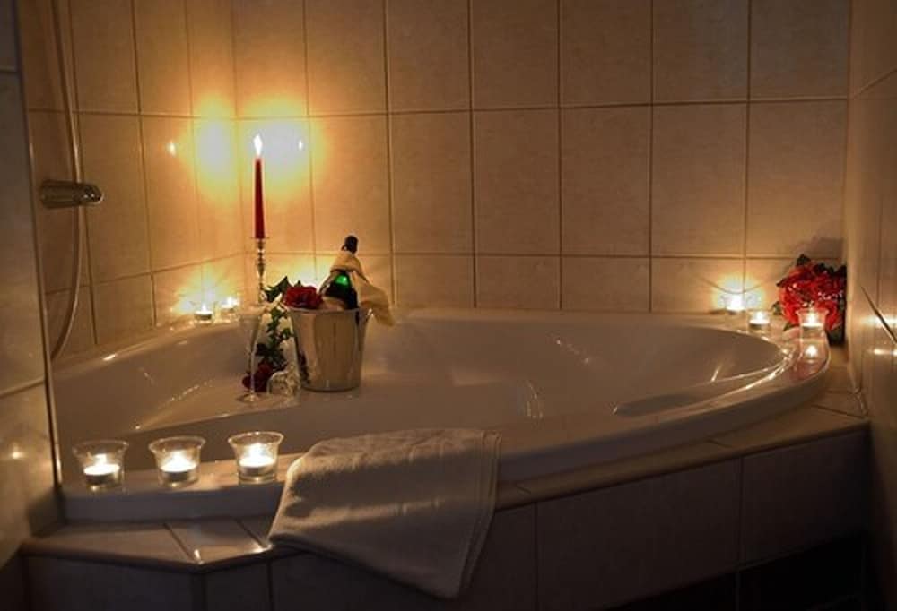 Deep soaking bathtub