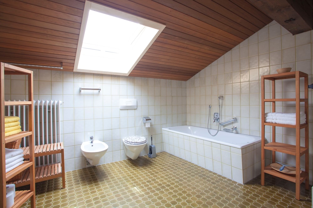 Deep soaking bathtub