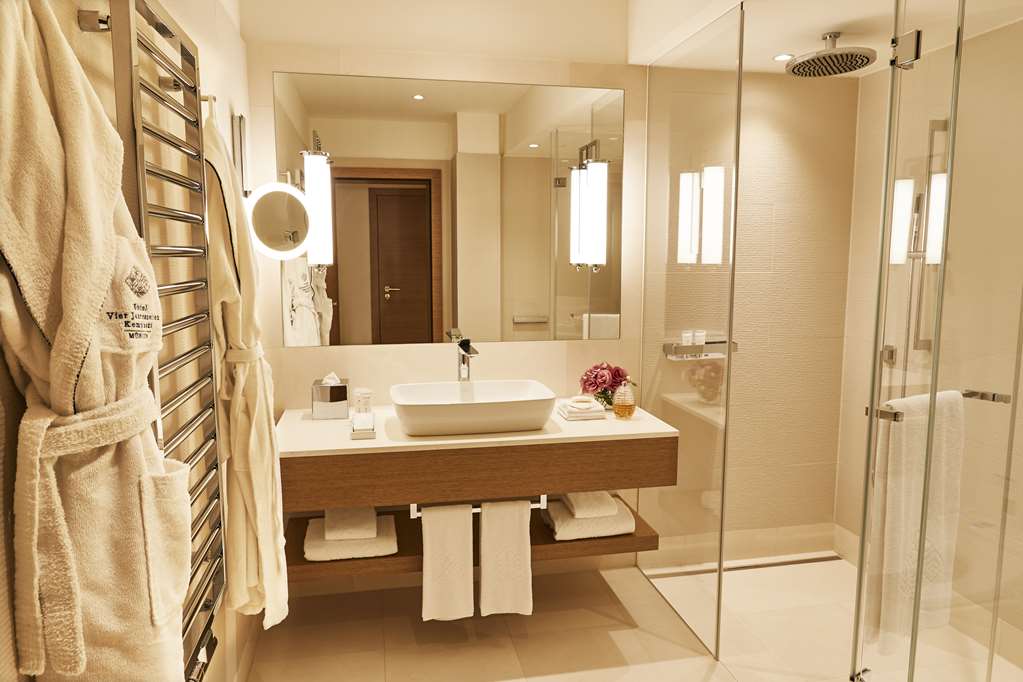 MUC1_Grand Deluxe Room_Bath.jpg