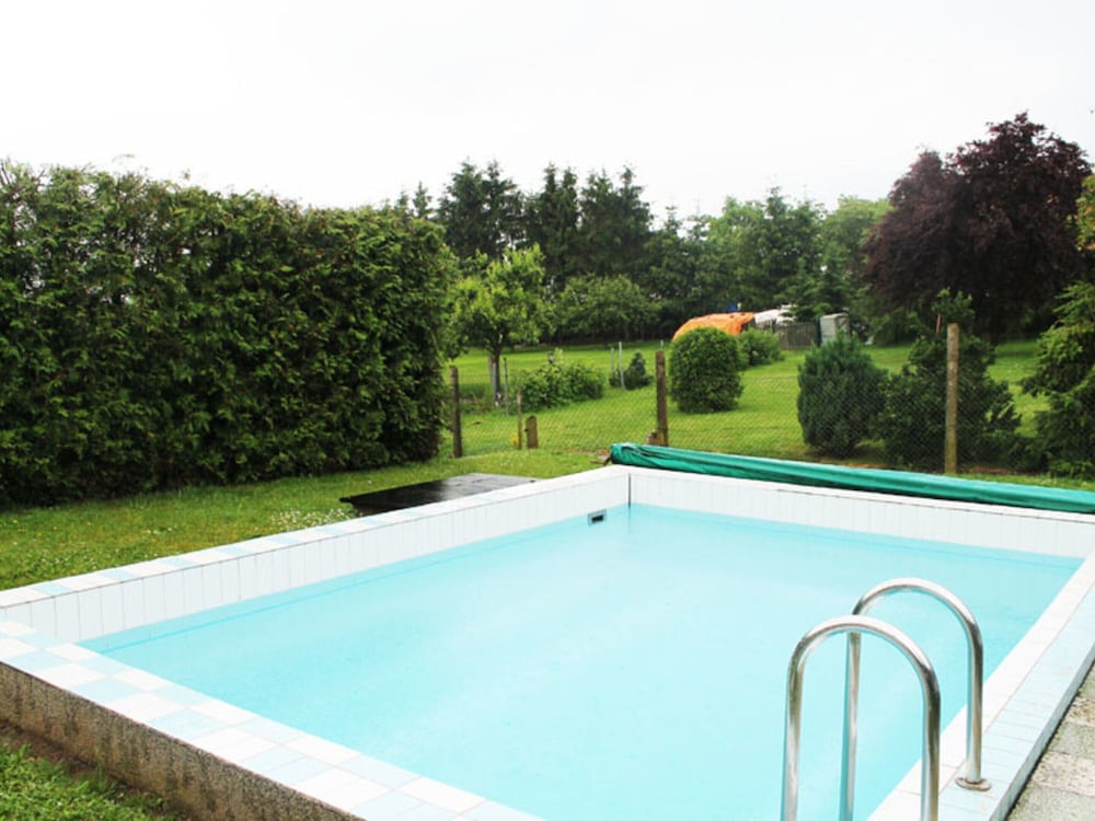 Schoene Zweizimmer ferienwohnung mit Pool im Garten