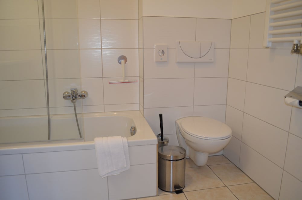 Deep soaking bathtub
