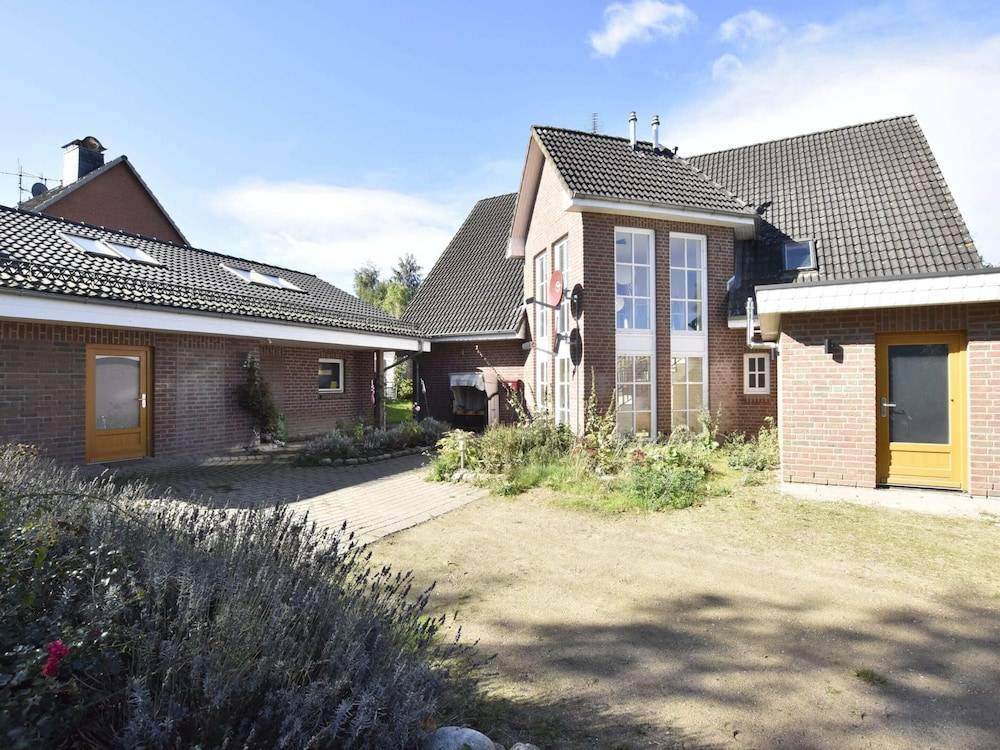 4 Room Holiday Apartment with Garden near Lake
