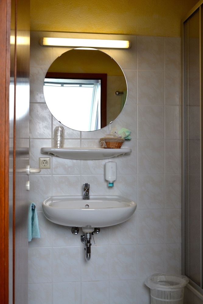 Bathroom sink