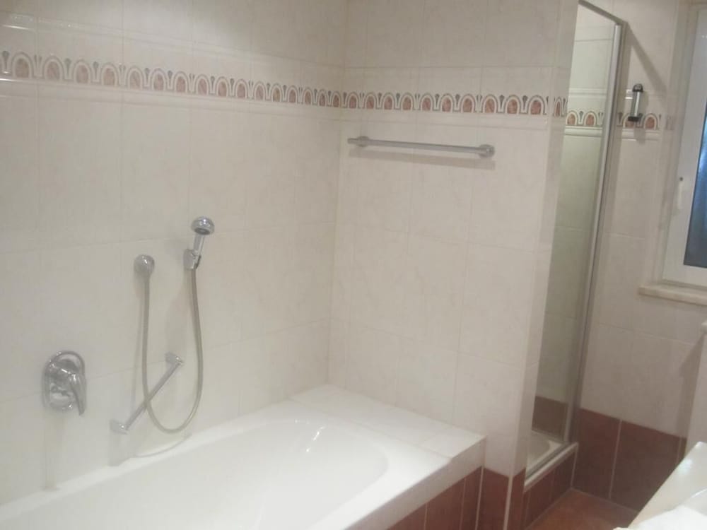 Deep soaking bathtub