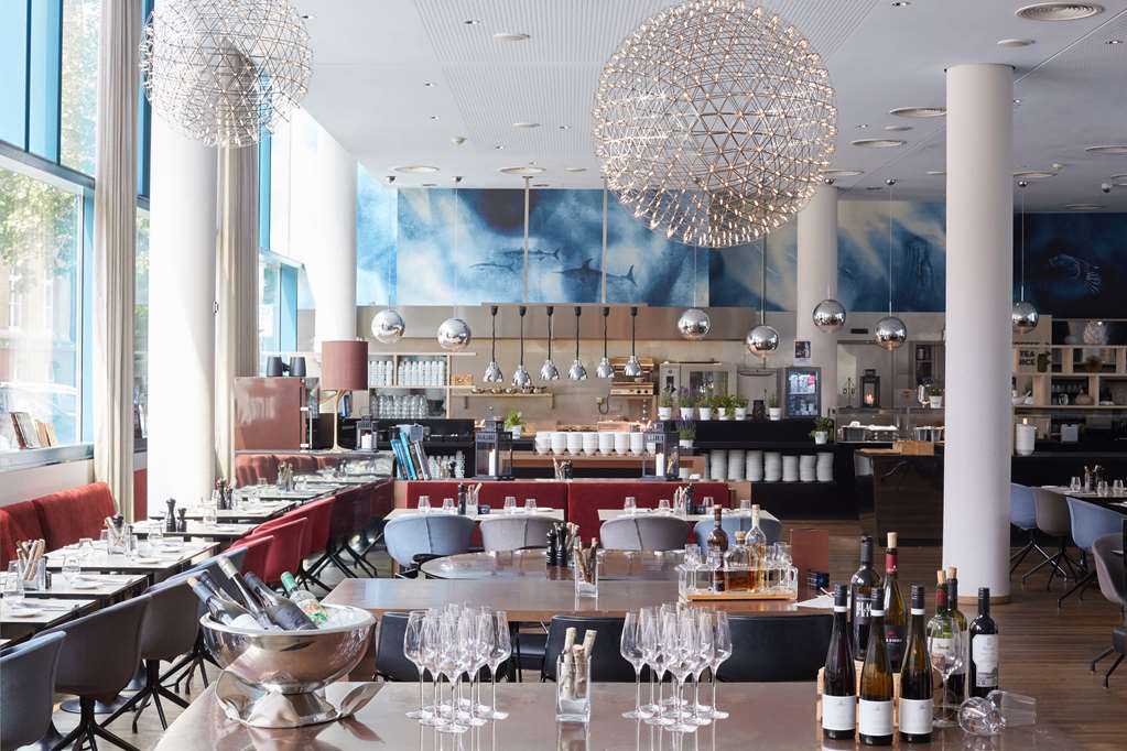 Scandic Hamburg Emporio restaurant evening setup