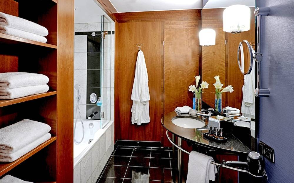 Deep soaking bathtub