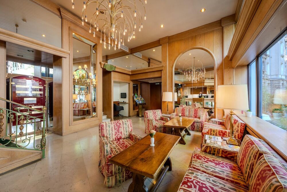 Lobby lounge