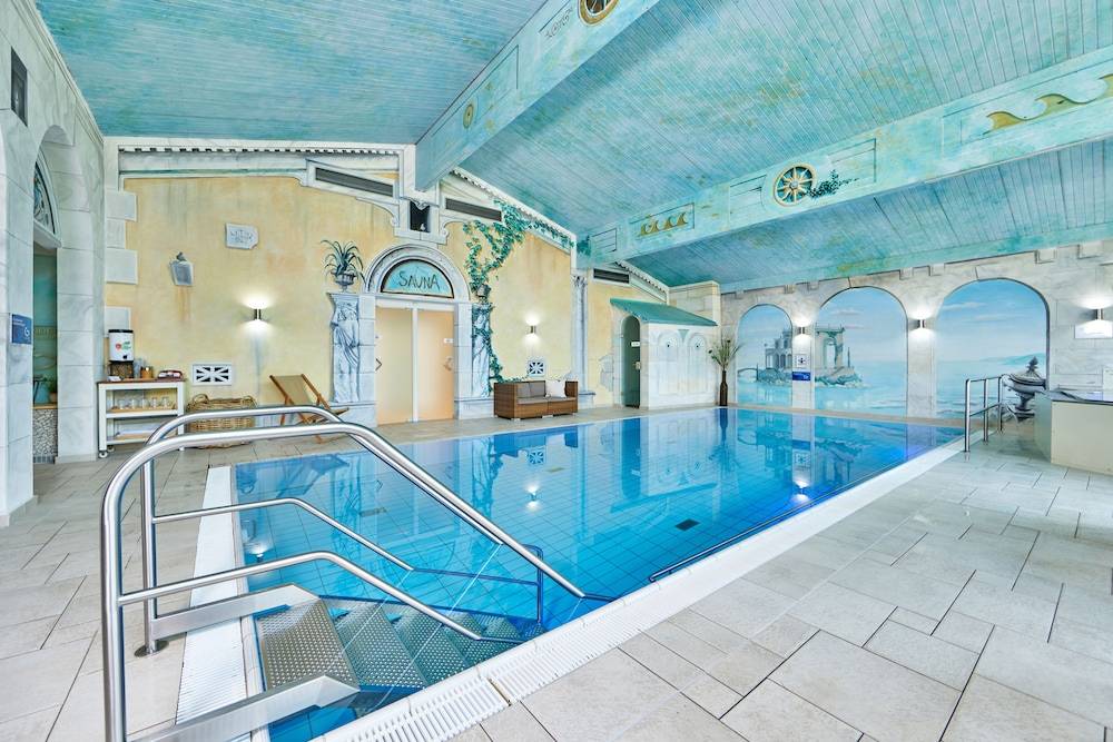 Exercise/lap pool