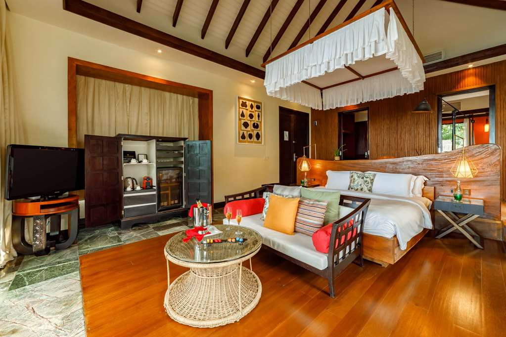 OZEN RESERVE BOLIFUSHI Earth Pool Villa Master Bedroom Amenities