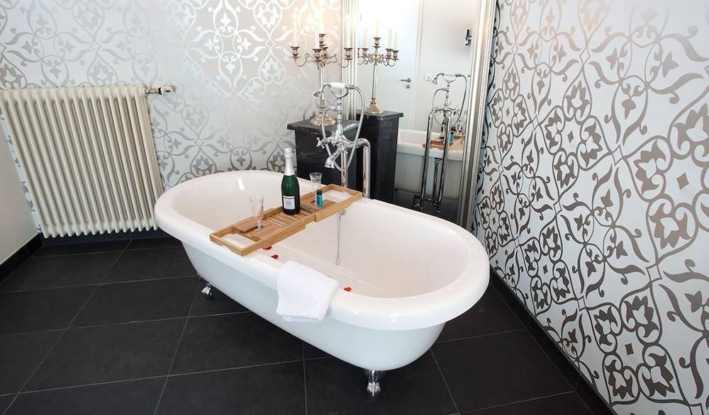 Deep soaking bathtub