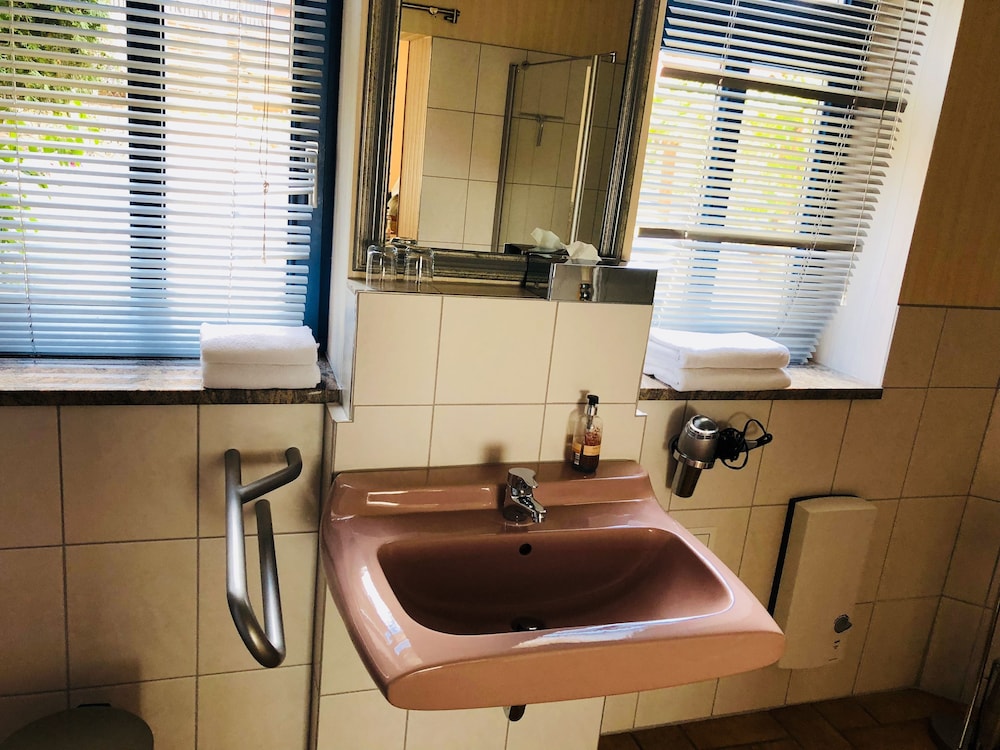 Bathroom sink