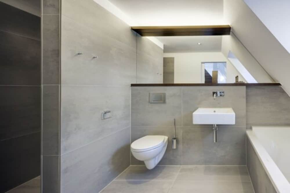 Deep soaking bathtub