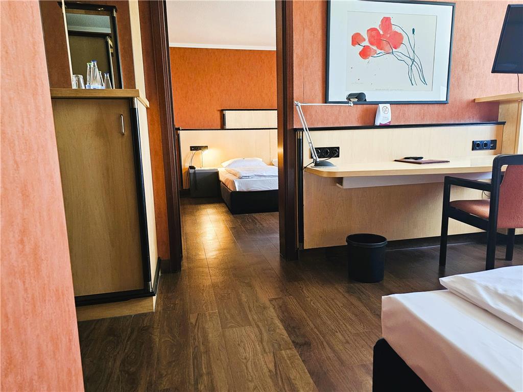 Comfort family room with connecting door (two double beds for four people), desk, spacious wardrobe, wall mirror, seating area, TV, two bathrooms