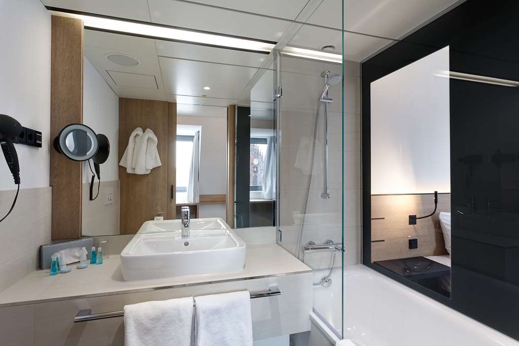 bathroom bathtub Sorat Hotel Saxx Nuremberg
