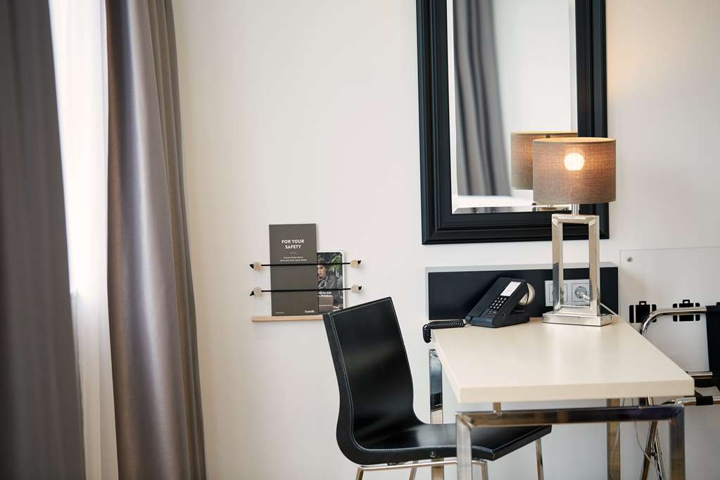 scandic berlin kurfuerstendamm room family superior fs desk