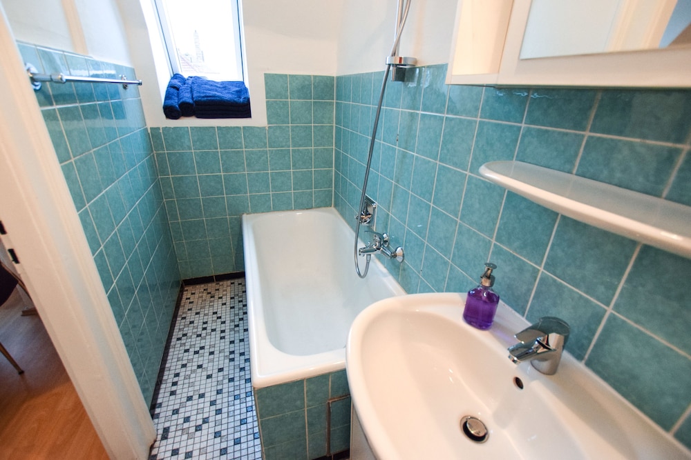 Deep soaking bathtub