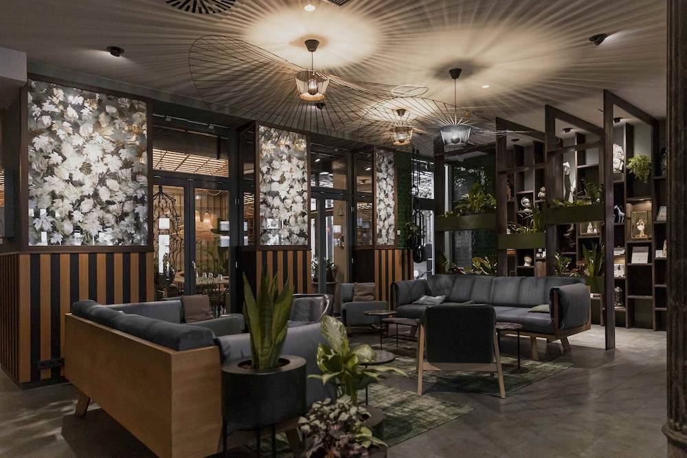 Lobby lounge