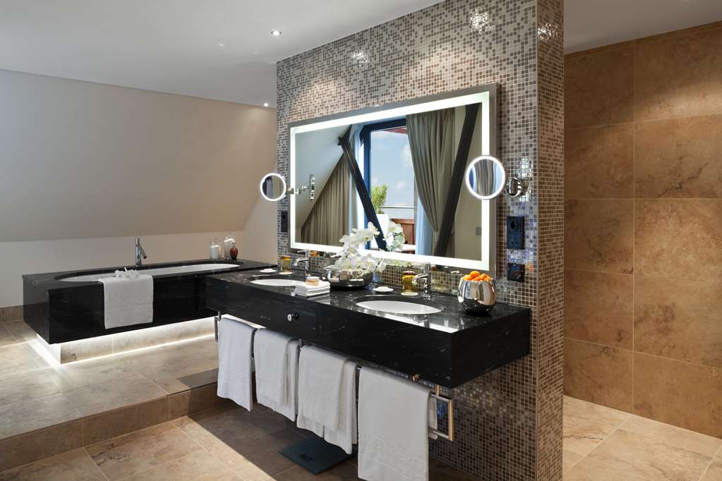 Steigenberger Grandhotel Handeslhof, Leipzig, Germany - Presidential Suite bathroom
