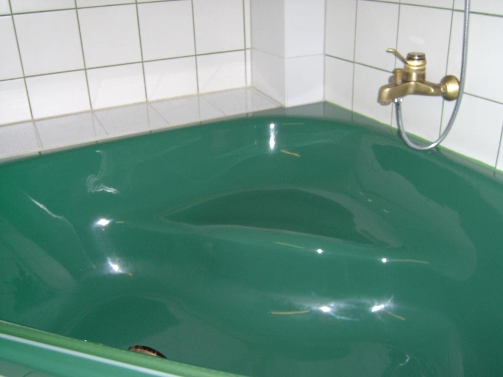 Deep soaking bathtub