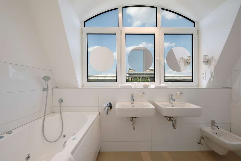 Hotel Berlin Mitte by Campanile BathroomCopyright: BARLO FOTOGRAFIK / Tobias Schneider