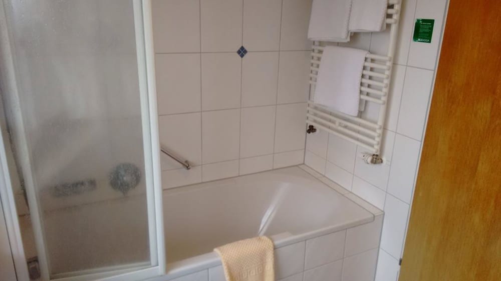 Deep soaking bathtub