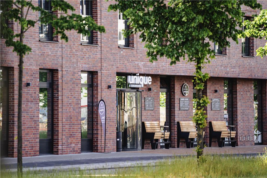 unique by ATLANTIC Hotels Kiel exterior view with main entrance and benches